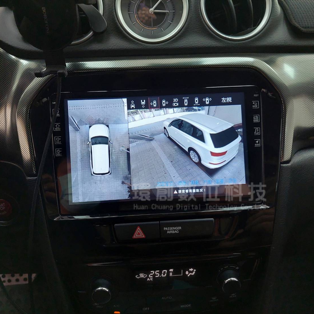 3D SVM結合2D鳥瞰畫面，含倒車顯影及倒車輔助線，180度超廣角鏡頭，支援多款車模車色。